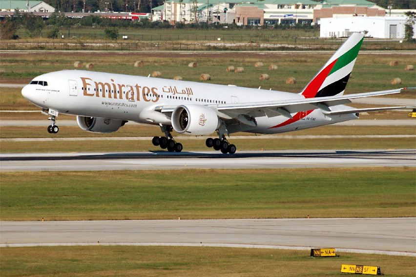 Z kolei linie Emirates - również z Zatoki Perskiej - latają...
