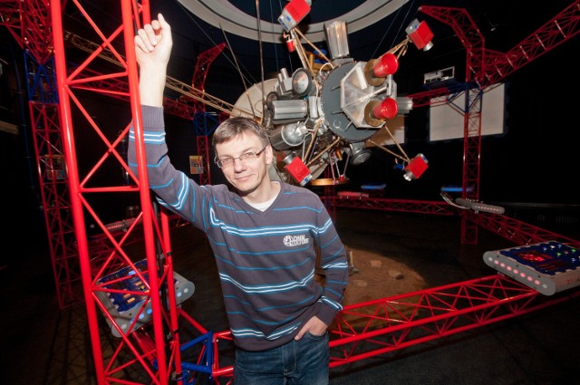Jerzy Rafalski od wielu lat zajmuje się popularyzowaniem astronomii. Na co dzień pracuje w toruńskim Planetarium.