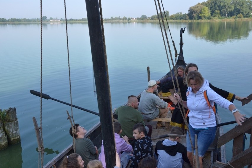 Nad Jezioro Kikolskie ściągnęło kilkuset uczniów, by wziąć udział w warsztatach. Dzięki nim poznali średniowieczne rzemiosła