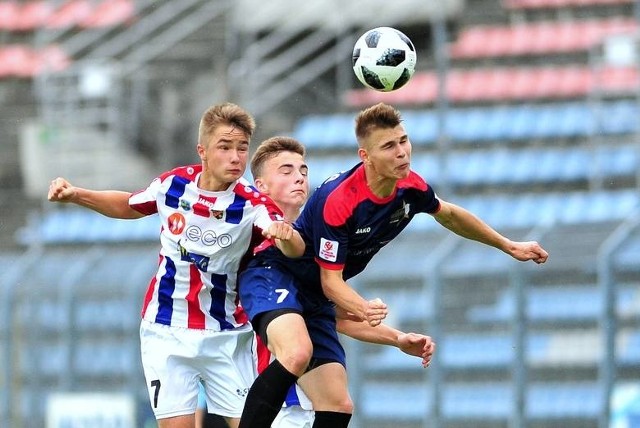 Maciej Wróbel (z lewej) wciąż może wspomagać ekipę Odry w CLJ U-17, ale jest też w kręgu zainteresowań trenerów drużyny seniorskiej i do lat 19.