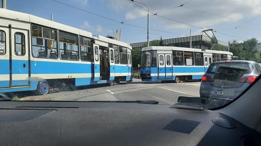 Wykolejenie tramwaju na ul. Legnickiej we Wrocławiu...