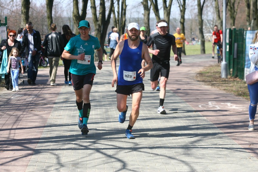 Biegli w niedzielę nad Zalewem Zemborzyckiem. To ostatni bieg z cyklu "Cztery Dychy do Maratonu" [DUŻO ZDJĘĆ]