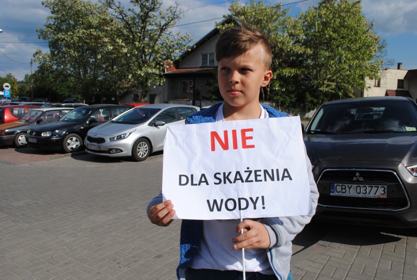 „STOP fermom kur w gminie Białe Błota”. Mieszkańcy protestują!  (zdjęcia)