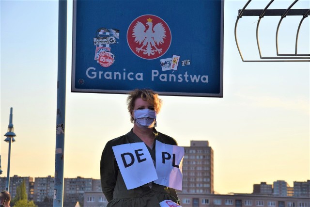 Pogranicze polsko-niemieckie od czasu wybuchu pandemii koronawirusa drastycznie się zmieniło... Mieszkańcy Słubic i Frankfurtu przeszli wiele ciężkich chwil. Były też momenty radości. Przejdź do galerii i zobacz, co tam się działo w 2020 roku >>>