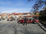 Turyści i mieszkańcy spacerowali w niedzielę po sandomierskiej Starówce i nad Wisłą. W powietrzu czuć już wiosnę. Zobaczcie zdjęcia