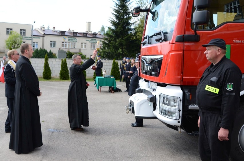 Dzień Strażaka 2016 w Kozienicach. Były awanse i medale oraz nowy wóz dla OSP w Grabowie nad Piilicą