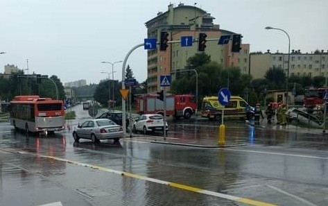 Rzeszów. Wypadek na skrzyżowaniu alei Wyzwolenia z ul. Obrońców Poczty Gdańskiej [ZDJĘCIA]