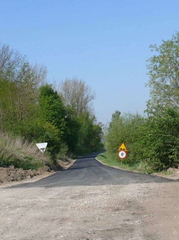 Nowy asfalt połączył sołectwo Bugaj z Młodzawami i szosą Pińczów-Wiślicka.
