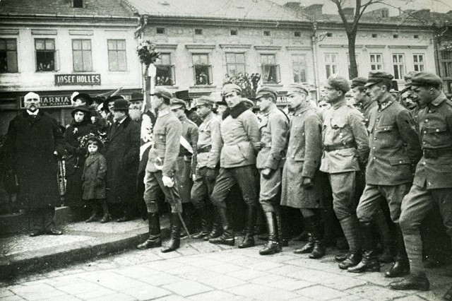 18 lutego 1918 roku zastrajkowały rzeszowskie urzędy, szkoły i kolej, w oknach domów pojawiły się biało-czerwone flagi, ulicami Rzeszowa przeszła manifestacja. Na zdjęciu legioniści pod pomnikiem Tadeusza Kościuszki.