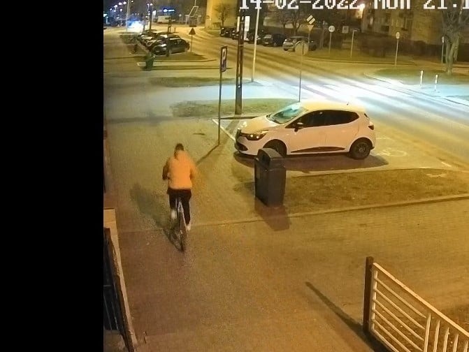 Przasnysz. Policja poszukuje mężczyzny, który 14.02.2022 uszkodził pojazdy zaparkowane przy ul. Bukowej 