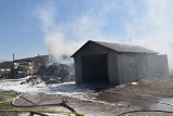 Pożar w składzie makulatury w Człuchowie. Na miejscu pracowały jednostki straży pożarnej z całego powiatu