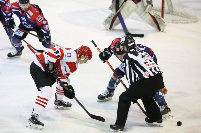 Torunianie przegrali 1:2 (0:0, 0:0, 1:1, d. 0:1), tracąc bramki w przedostatniej minucie zasadniczego czasu gry oraz w ostatniej dogrywki! Po dwóch bezbramkowych tercjach w trzeciej, w 51. minucie wynik "otworzył" Lauri Huhdanpää. Wcześniej trwała wyrównana walka, co było niespodzianką, patrząc na słabą ostatnio postawę torunian.Do pełni szczęścia zabrakło niewiele. W 59. minucie gospodarze wyrównali - po wziętym czasie i wycofaniu bramkarza Jakub Šaur strzelił z niebieskiej, a lot krążka zmienił Štěpán Csamangó. Mateusz Studziński nie miał szans obronić ten strzał.Na 10 sekund przed końcem dogrywki Artiom Woroszyło zdobył zwycięskiego gola dla gospodarzy strzałem z okolic bulika. Szkoda straconej szansy, bo można było wygrać za trzy punkty i poprawić nie tylko dorobek w tabeli, ale też i morale w zespole. Comach Cracovia - KH Energa Toruń 2:1 po dogrywce (0:0, 0:0, 1:1, d. 1:0)0:1 Lauri Huhdanpää - Robert Arrak (50:26), 1:1Štěpán Csamangó - Jakub Šaur, Iwan Jacenko (58:40, 6 na 5), 2:1 Artiom Woroszyło - Saku Kinnunen (64:50, 3 na 3)