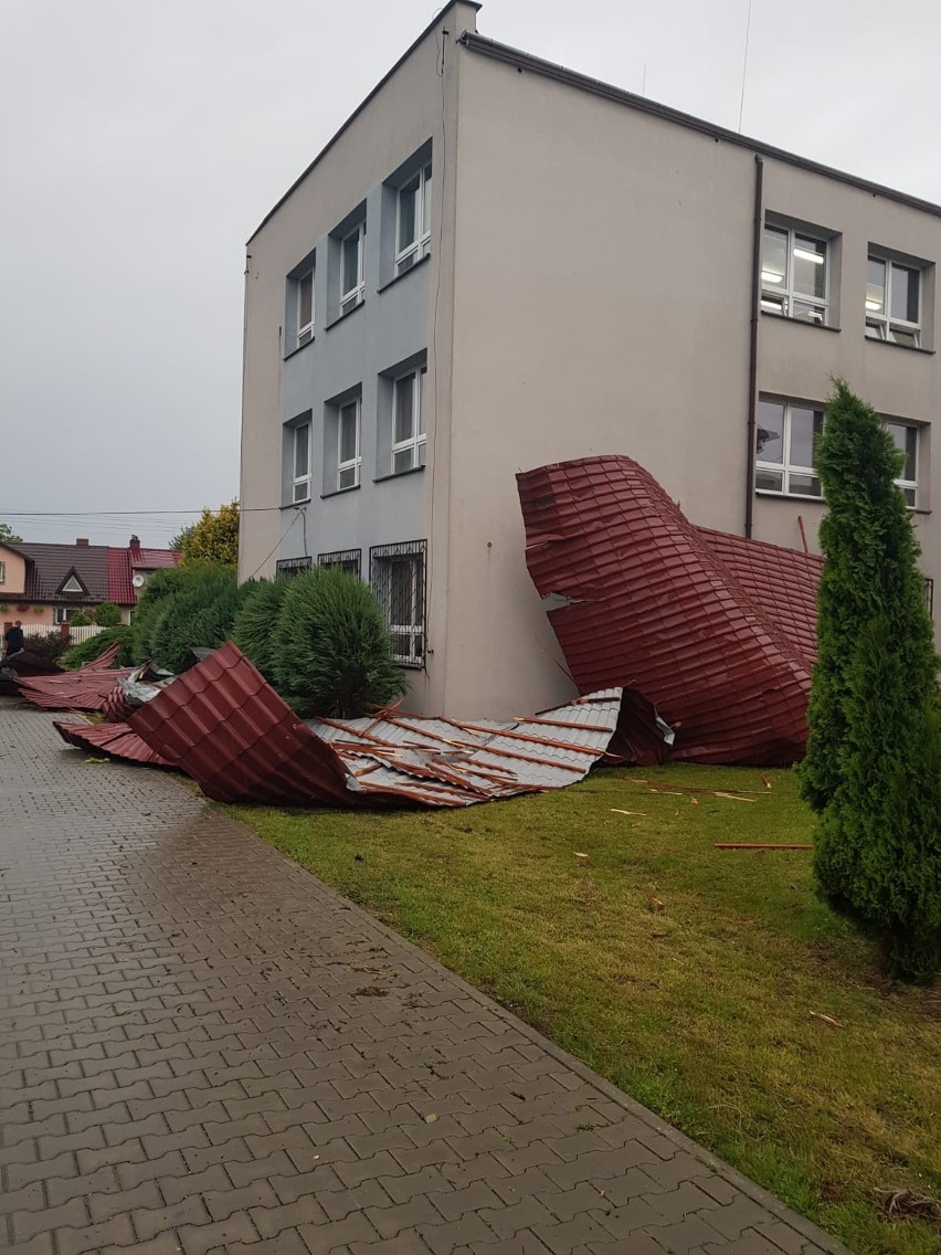 Burza w powiecie kazimierskim. Wiele interwencji strażaków, zerwany dach hali sportowej w Cudzynowicach!