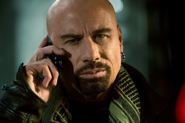 John Travolta jako agent Charlie Wax w filmie "Pozdrowienia...
