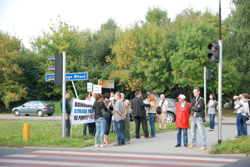 Pikieta o utworzenie stałego przejścia granicznego na lotnisku (ZDJĘCIA)