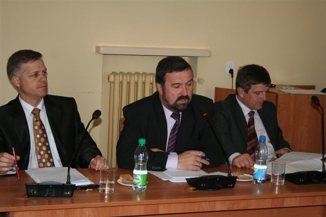Radny Eugeniusz Bogucki (w środku) niemal na każdej sesji upomina się o posterunek w Bogutach