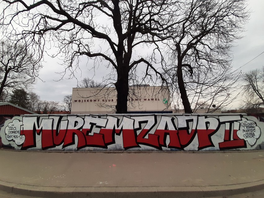 W Krakowie na obiektach WKS Wawel powstał mural w obronie Jana Pawła II
