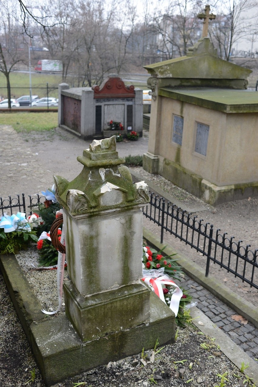 Kraków. Chuligani zdewastowali zabytkowy Cmentarz Podgórski [ZDJĘCIA]