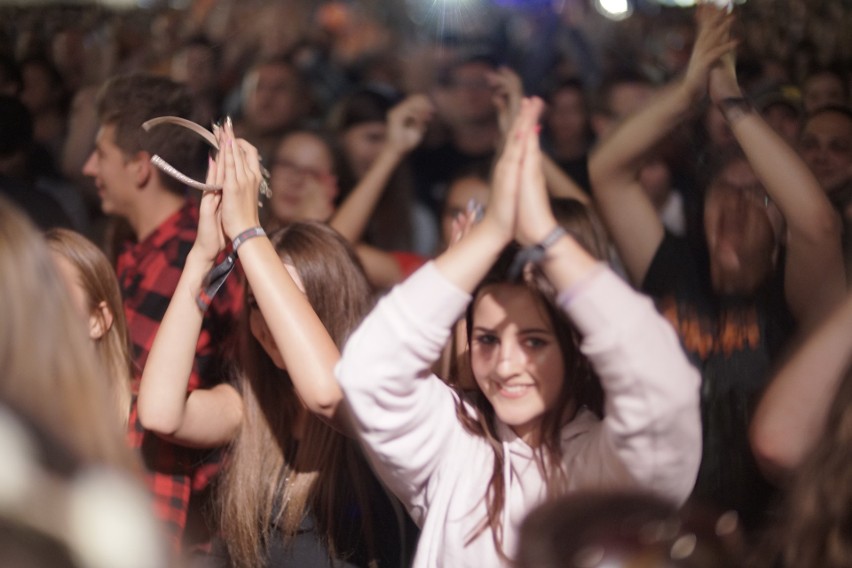 Jarocin 2018. Drugi dzień festiwalu - publiczność bawi się...