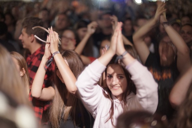 Jarocin 2018. Drugi dzień festiwalu - publiczność bawi się na koncertach Comy, Lecha Janerki, Darii Zawiałow i Pablopavo