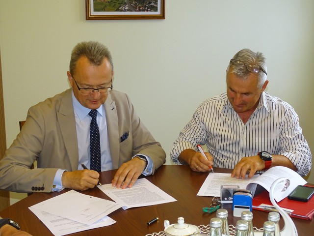 Umowę na przebudowę Dziennego Domu Seniora podpisali (od lewej): burmistrz Arkadiusz Sulima oraz Dariusz Wziątek z przedsiębiorstwa "Skoczek".