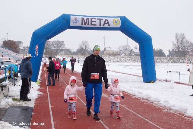 Mieszkańcy biegali na stadionie lekkoatletycznym w Stargardzie, każde okrążenie to złotówka na rzecz WOŚP.