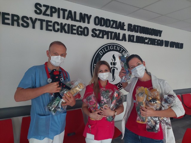 Wolontariusze przywieźli świąteczne prezenty dla najmłodszych z opolskich szpitali.
