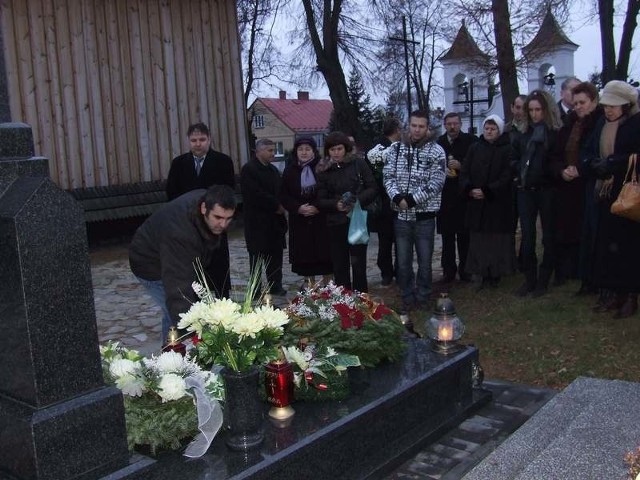 Na grobie Andrzeja Bąka zapłonęły znicze pamięci.