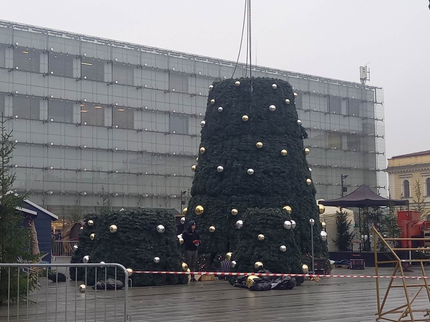 Rośnie świąteczna choinka przed Galerią Krakowską