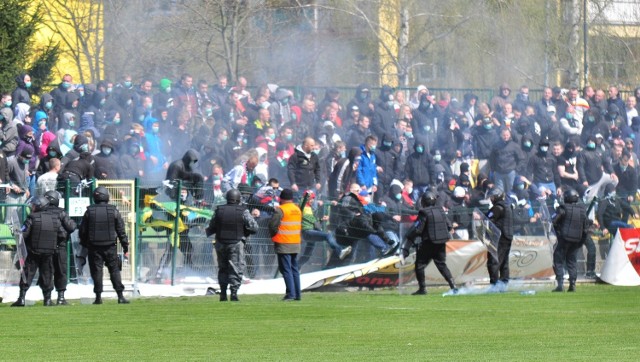 Kibole Zagłębia Sosnowiec próbują sforsować ogrodzenie Stadionu Miejskiego w Tarnobrzegu.