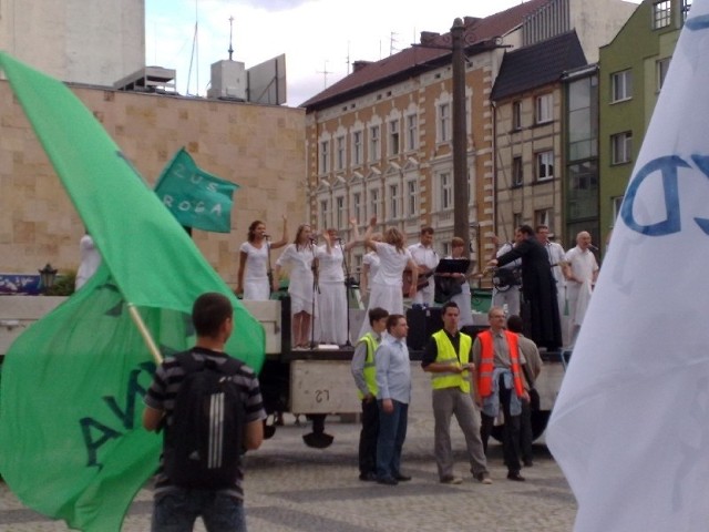 Marsz i msza na stadionie kończy czterodniowe rekolekcje z ojcem Jamesem Manjackalem.