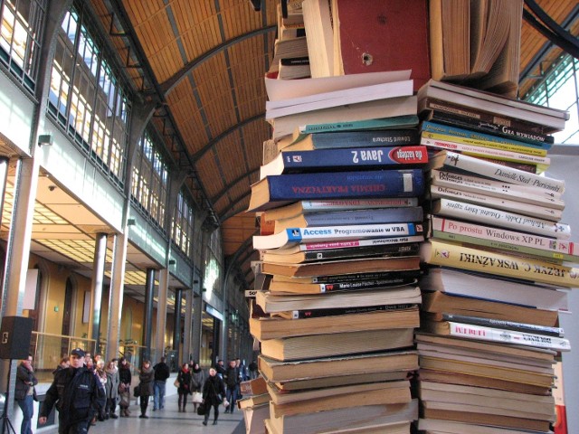 Czytanie książek na Dworcu Głównym we Wrocławiu