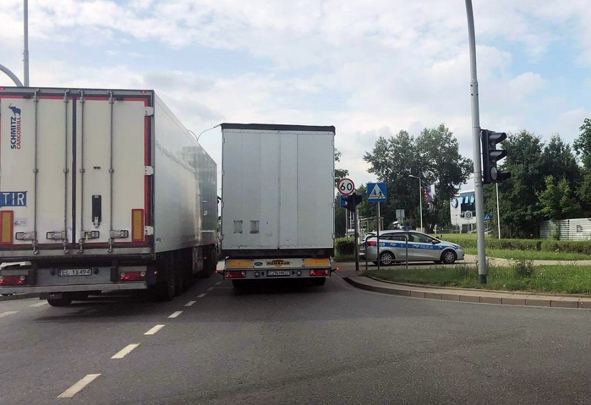 Wypadek motocyklisty na Żmigrodzkiej. Przed miejscem wypadku...