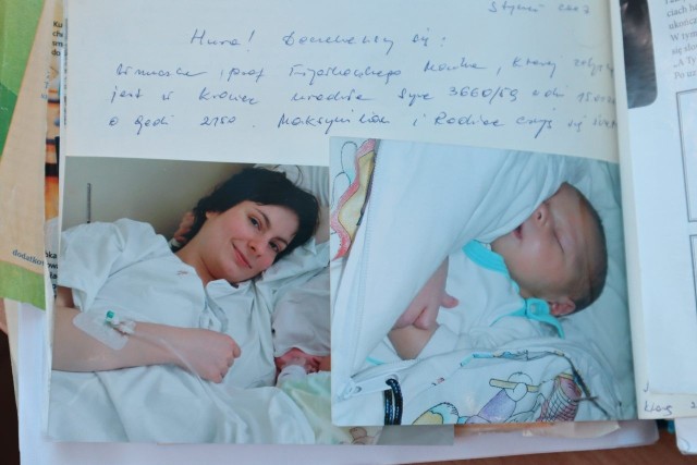 Pamiątkowe zdjęcia z porodu rodzinnego w księdze pamiątkowej szpitala Madurowicza