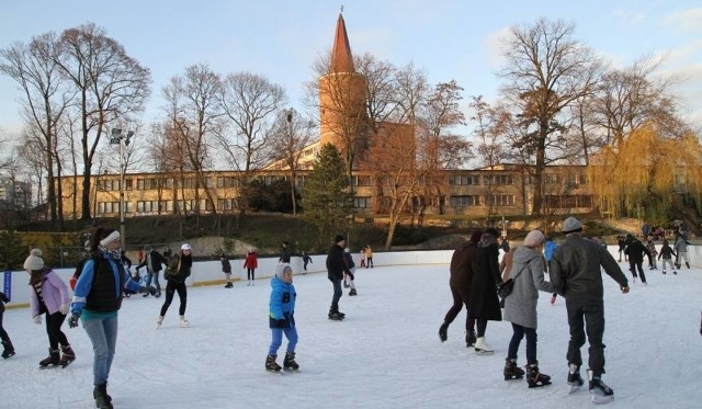 Lodowisko powinno działać na stawku do 18 lutego. Jeśli po tej dacie temperatury nadal będą niskie, działalność obiektu zostanie przedłużona. Ceny biletów: ulgowy - 3 zł; normalny - 5 zł.