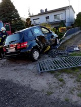 Ciężarówka staranowała samochód i ogrodzenie posesji