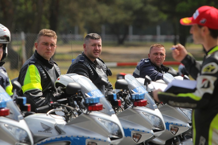 Policjanci szkolili się na Torze Poznań z jazdy na...