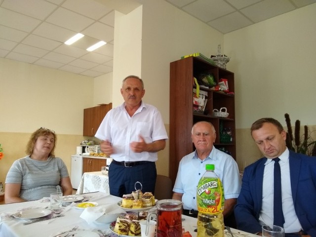 artystyczny w wykonaniu młodszego pokolenia.  Burmistrz Andrzej Wzorek drugi z lewej,wyraził nadzieję, że seniorzy, których liczba na terenie gminy stale rośnie,  poczują się  docenieni.