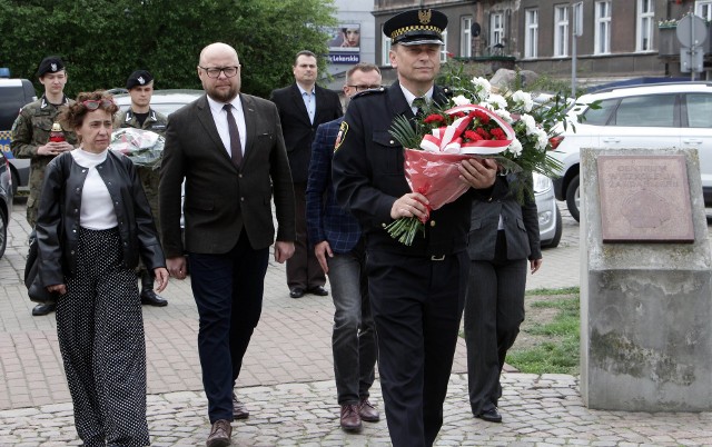 Dziś (12 maja) przypada 87. rocznica śmierci marszałka Józefa Piłsudskiego.  Z tej okazji uroczyście złożono kwiaty i zapalono znicze pod jego pomnikiem na pl. Niepodległości w Grudziądzu. O marszałku nie zapomnieli uczniowie III LO z Łukaszem Piaseckim oraz przedstawiciele samorządu z przewodniczącym rady miejskiej Łukaszem Kowarowskim i wiceprezydentem Szymonem Gurbinem.