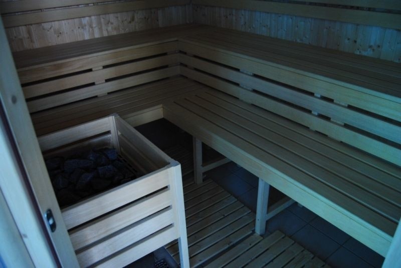 W saunie znajduje się sterowany elektrycznie piec wypełniony...