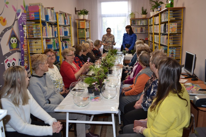 Krasnosielc. Dzień Ziemi z Klubem Seniora. Seniorzy wzięli udział w warsztatach zorganizowanych przez bibliotekę. Zdjęcia, 22.04.2022