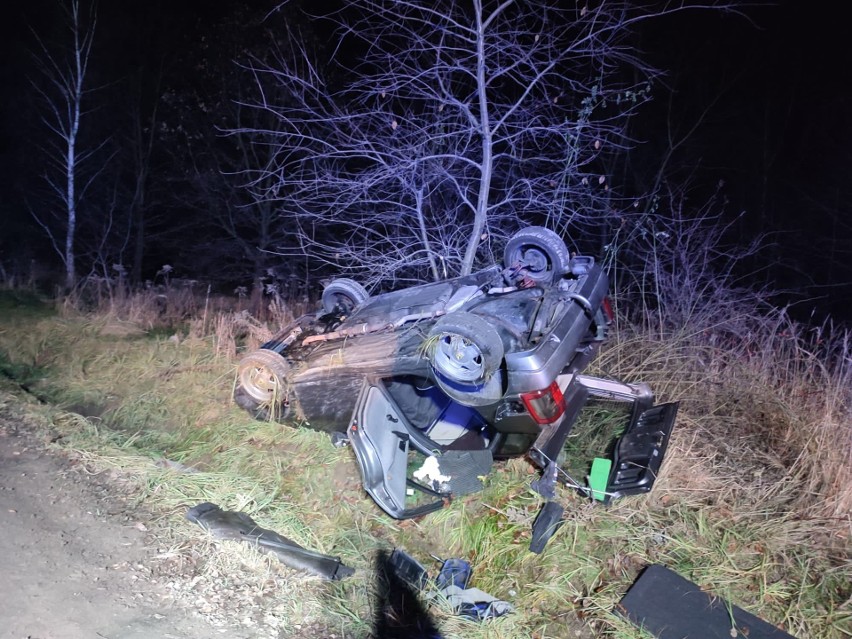 Łódzkie. Dachowanie auta na ulicy Radosnej w Zgierzu    