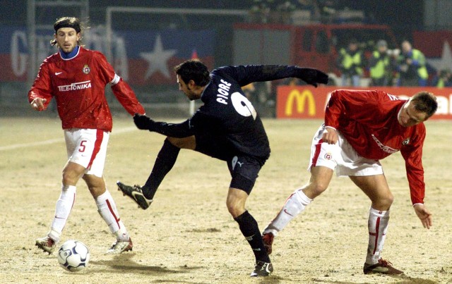 Dwadzieścia lat temu Wisła Kraków toczyła wyrównaną rywalizację z Lazio Rzym w 1/8 finału Pucharu UEFA.