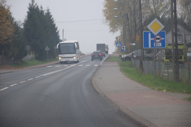 Przejście dla pieszych przy SP w Trzebielinie. Andrzej Labuda wnioskował w tym miejscu miernik prędkości. Wójt woli fotoradar