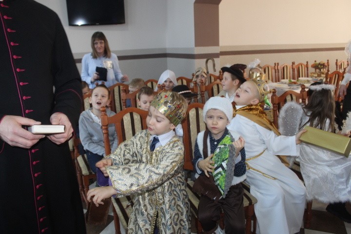 Starszych i samotnych mieszkańców gminy Radziejów zaproszono na wieczerzę wigilijną do świetlicy w Czołowie