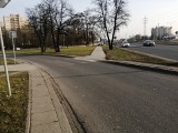 Kraków. Kilka tygodni po remoncie ul. Stella-Sawickiego znikło prawie całe malowanie na jezdni. Winne warunki pogodowe