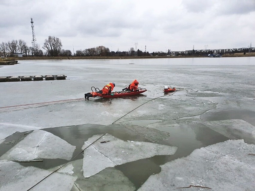 Osoba weszła na kruchy lód i wpadła do wody. Strażacy ruszyli z odsieczą – tym razem tylko w ramach ćwiczeń. Zobacz zdjęcia