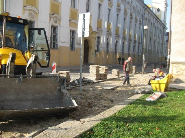 W tym tygodniu rozpoczął się remont chodnika i jezdni przy ul. Powstańców na starówce.