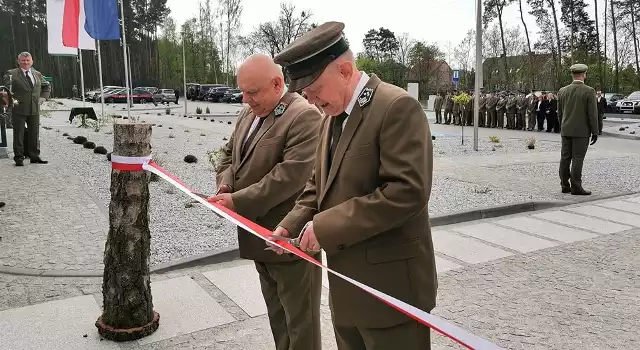 W Osiecznicy dokonano oficjalnego otwarcia i przecięcia wstęgi przy nowej siedzibie Nadleśnictwa Krosno.