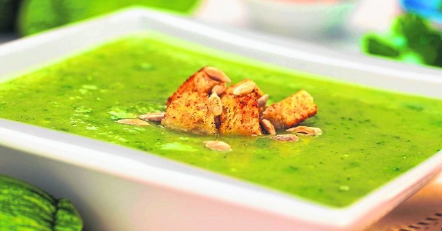 W czasie przeziębienia warto sięgać po zupy krem, na przykład z brokułów.
